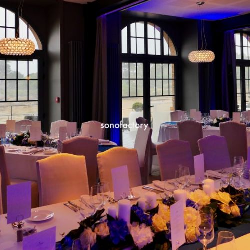 salle de dîner de mariage en Côtes-d'Armor - mise en lumière par Sonofactory