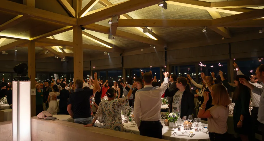Invités célébrant un mariage au restaurant Le Bénétin à Saint-Malo