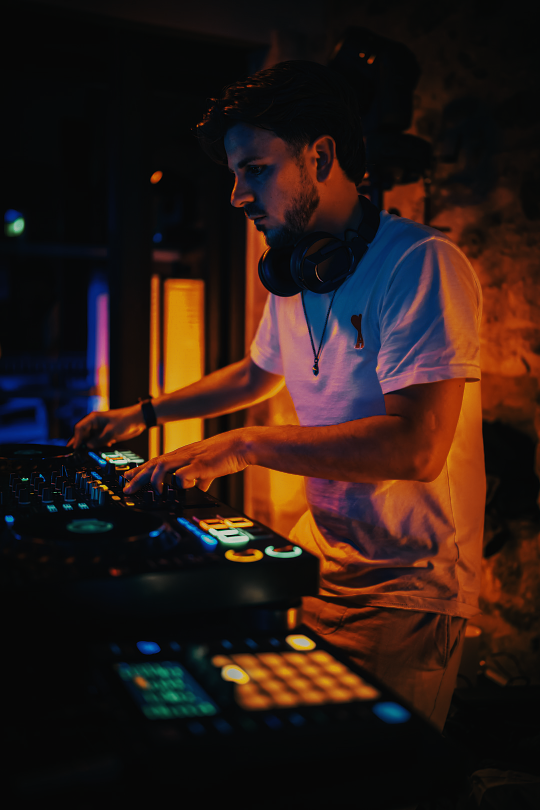 DJ Sonofactory en plein mix lors d'un mariage près de Saint-Malo