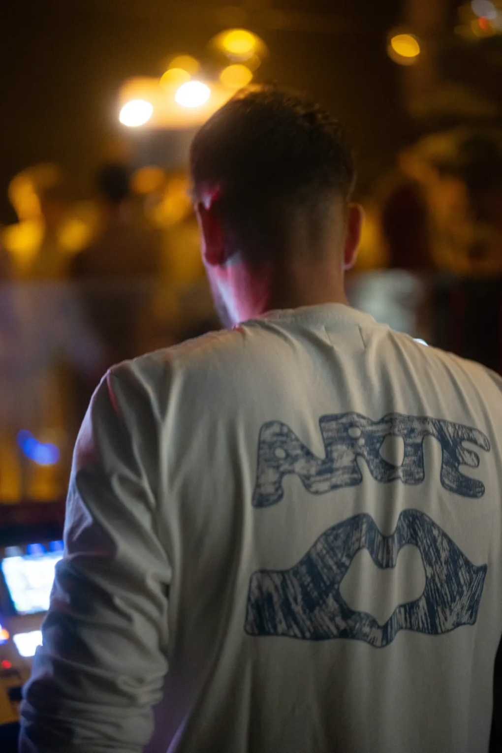 DJ Sonofactory en plein mix lors d'un mariage dans le Morbihan