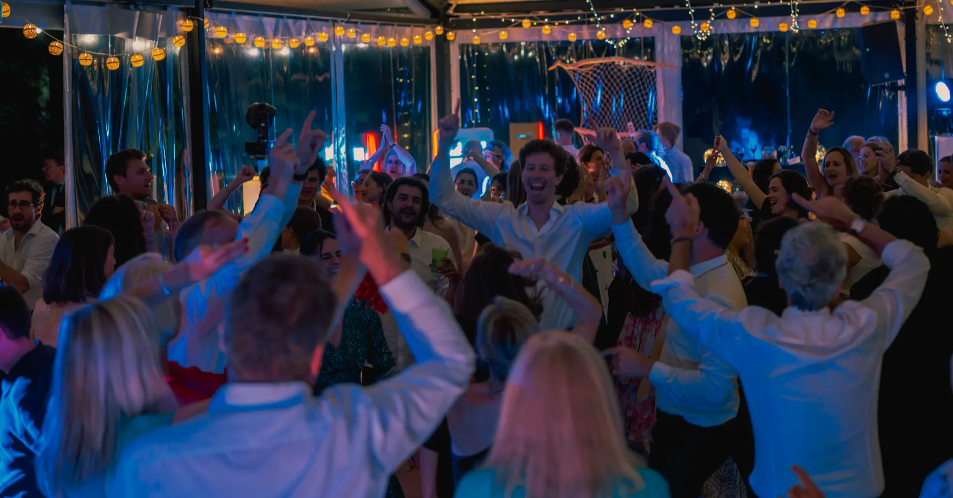 Invités sur la piste de danse lors d'un mariage près de Saint-Brieuc