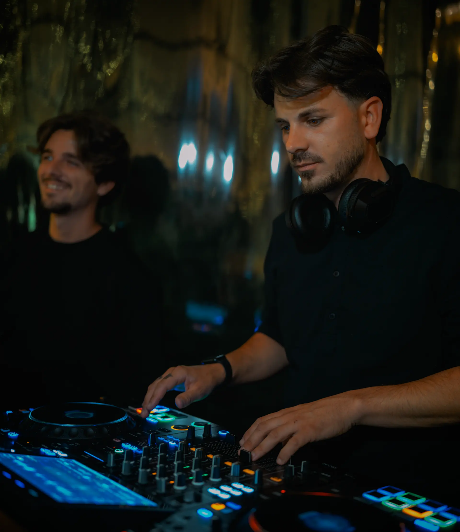 DJ Sonofactory en plein mix lors d'un mariage près de Saint-Brieuc
