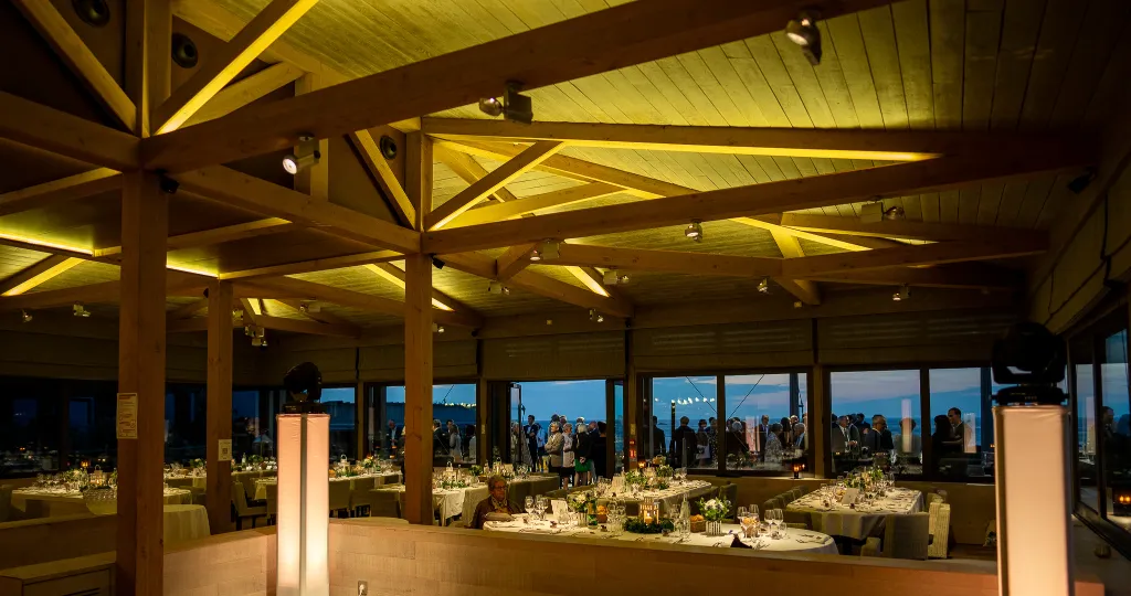 Salle préparée pour un mariage au restaurant Le Bénétin à Saint-Malo