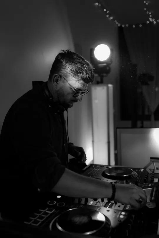 DJ Sonofactory pendant une réception au Manoir d’Alexandre