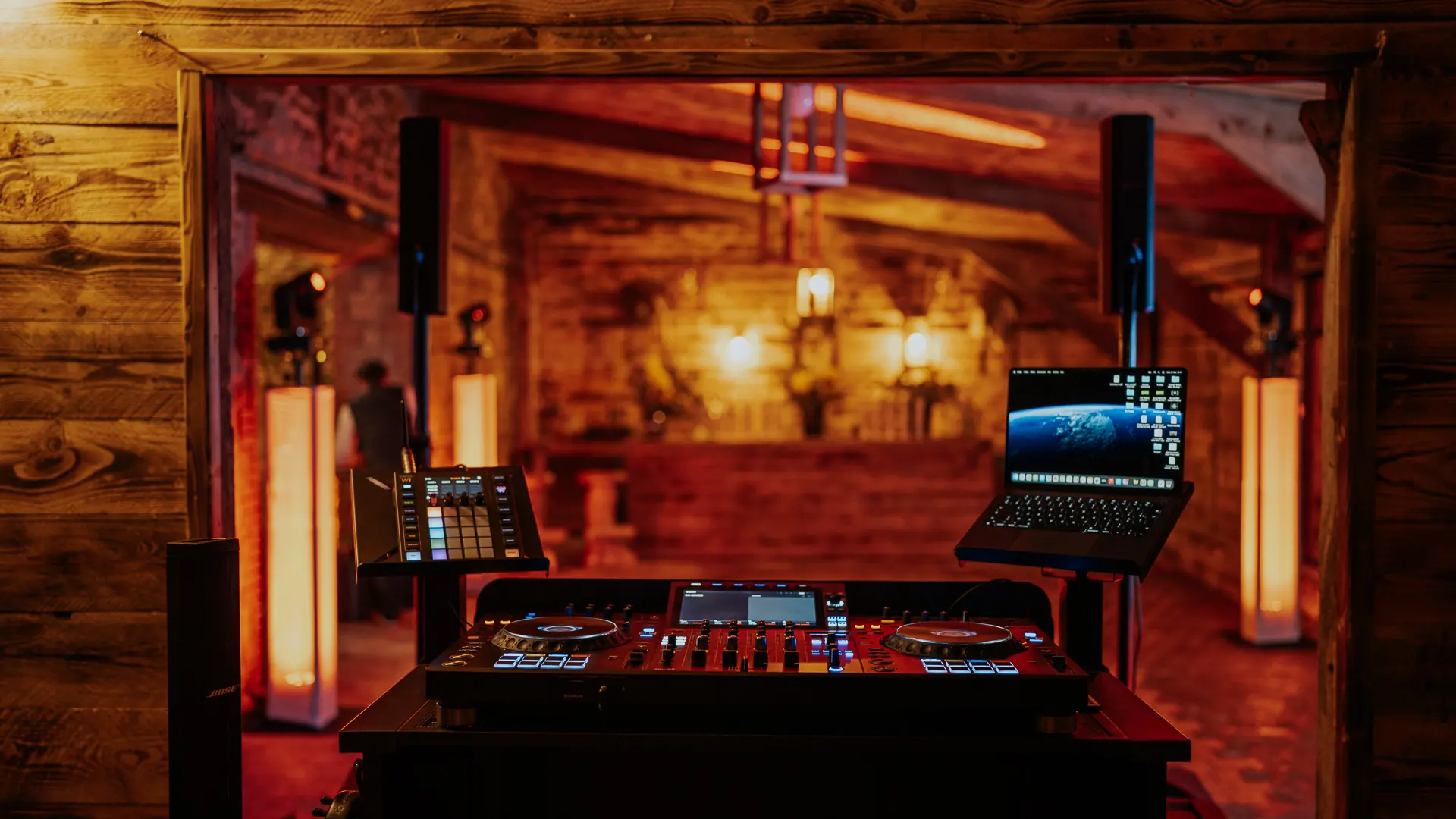 Installation DJ professionnelle avec contrôleur, ordinateur et éclairage pour un mariage dans une salle de réception à Saint-Malo.