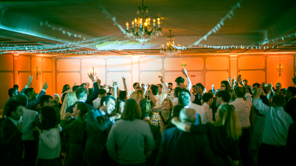 Invités sur la piste de danse lors d’un mariage dans les Côtes-d’Armor