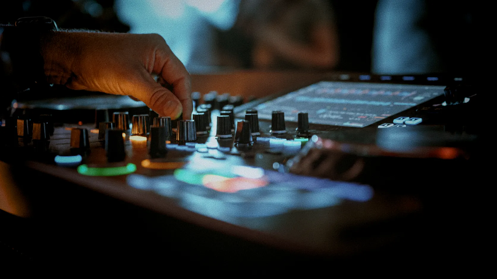 Main d’un DJ réglant une console de mixage — Sonofactory, DJ près de Dinan