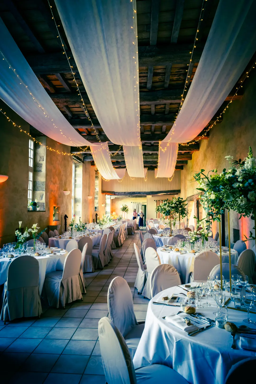 Mise en lumière d'une salle de réception pour un mariage
