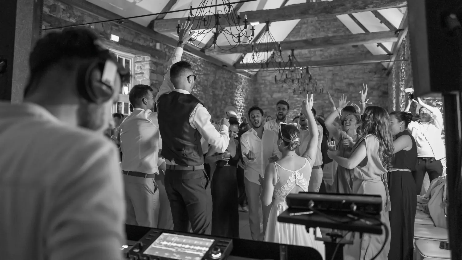DJ adaptant la musique à la piste de danse pendant un mariage