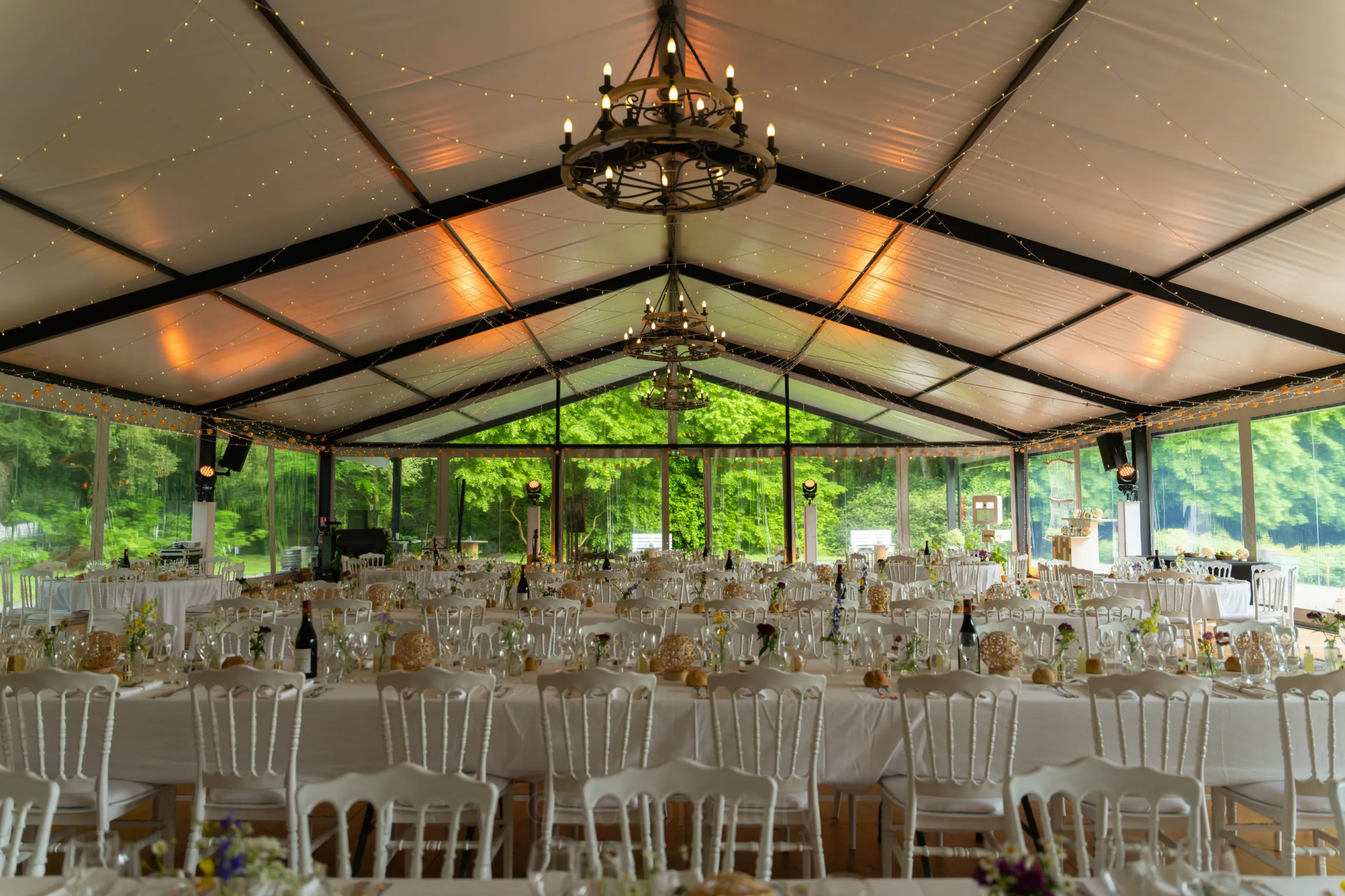 Orangerie de mariage haut de gamme sublimée par une mise en lumière architecturale et un ciel de guirlandes lumineuses installés par Sonofactory dans la région de Saint-Brieuc.