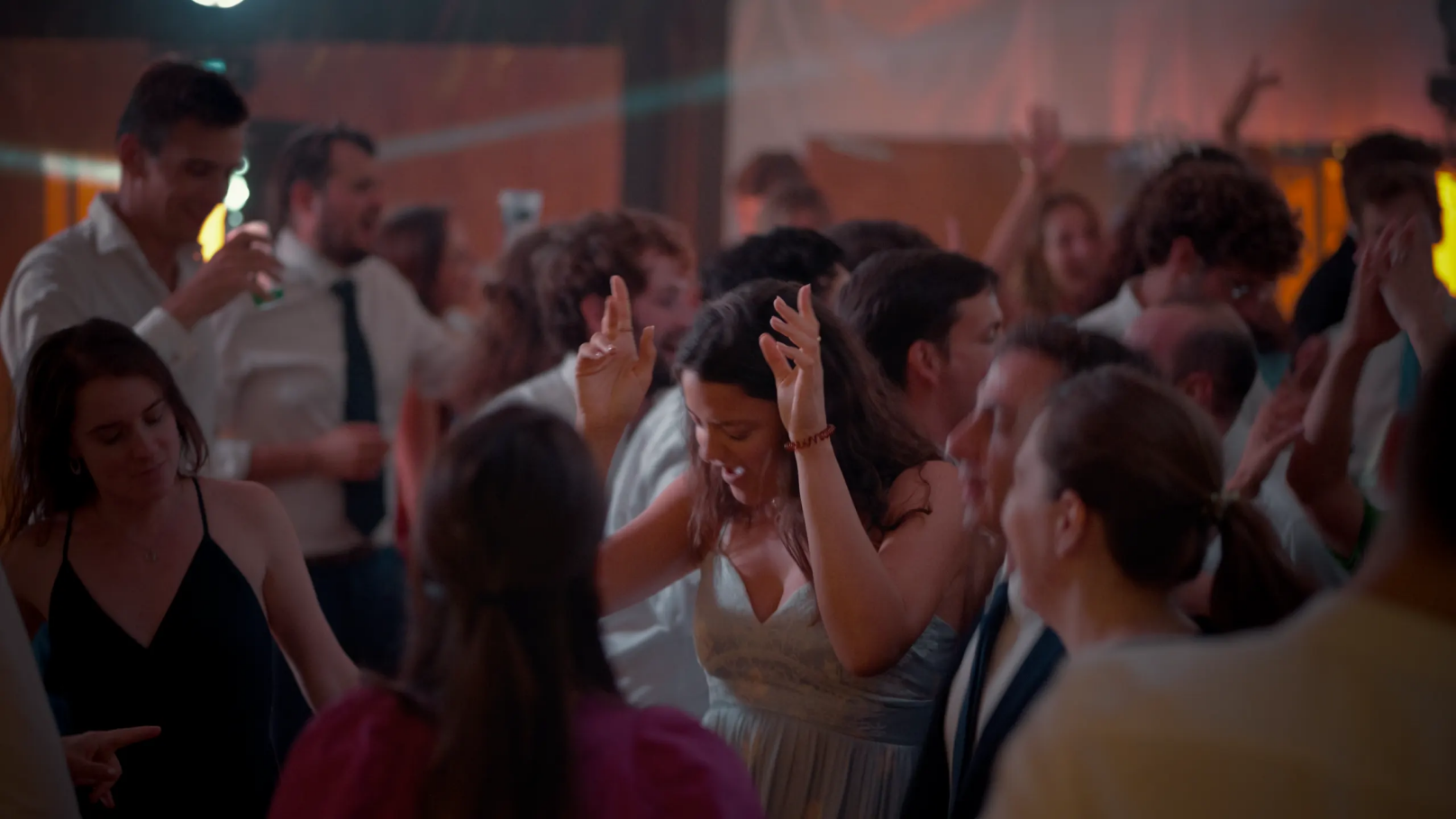 Invités sur la piste de danse lors d'un mariage près de Dinan