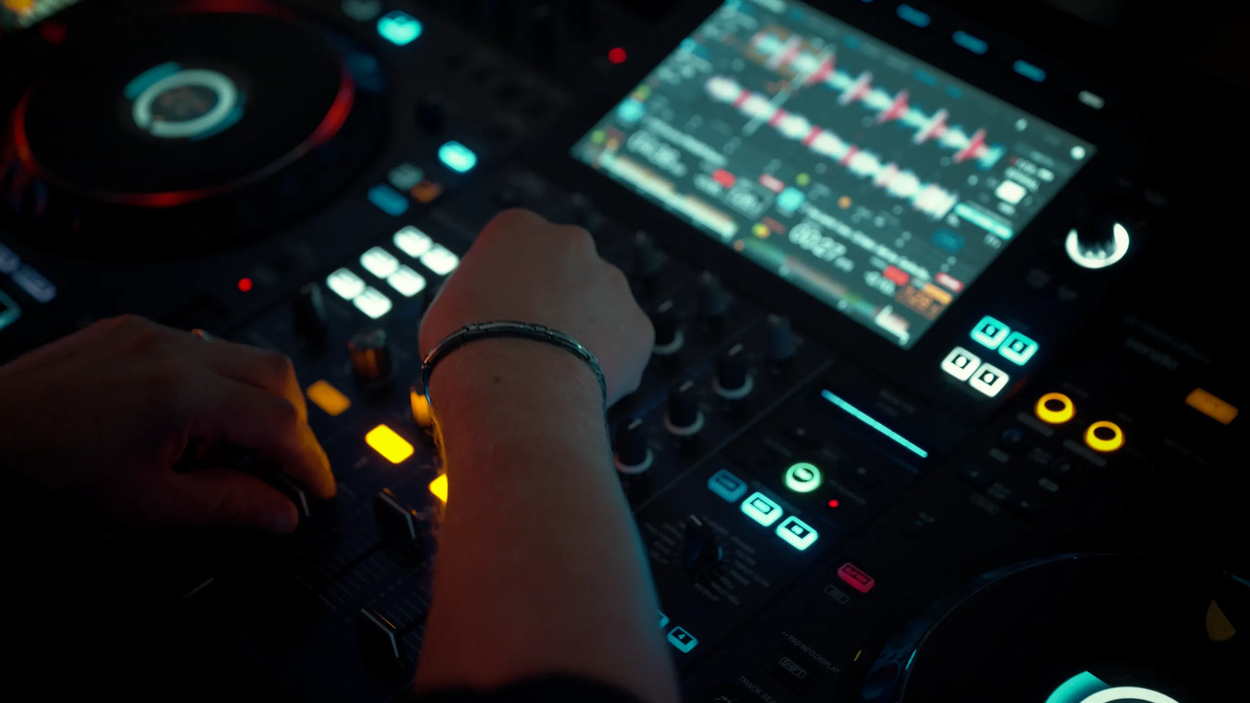 DJ Sonofactory aux platines pendant une soirée de mariage