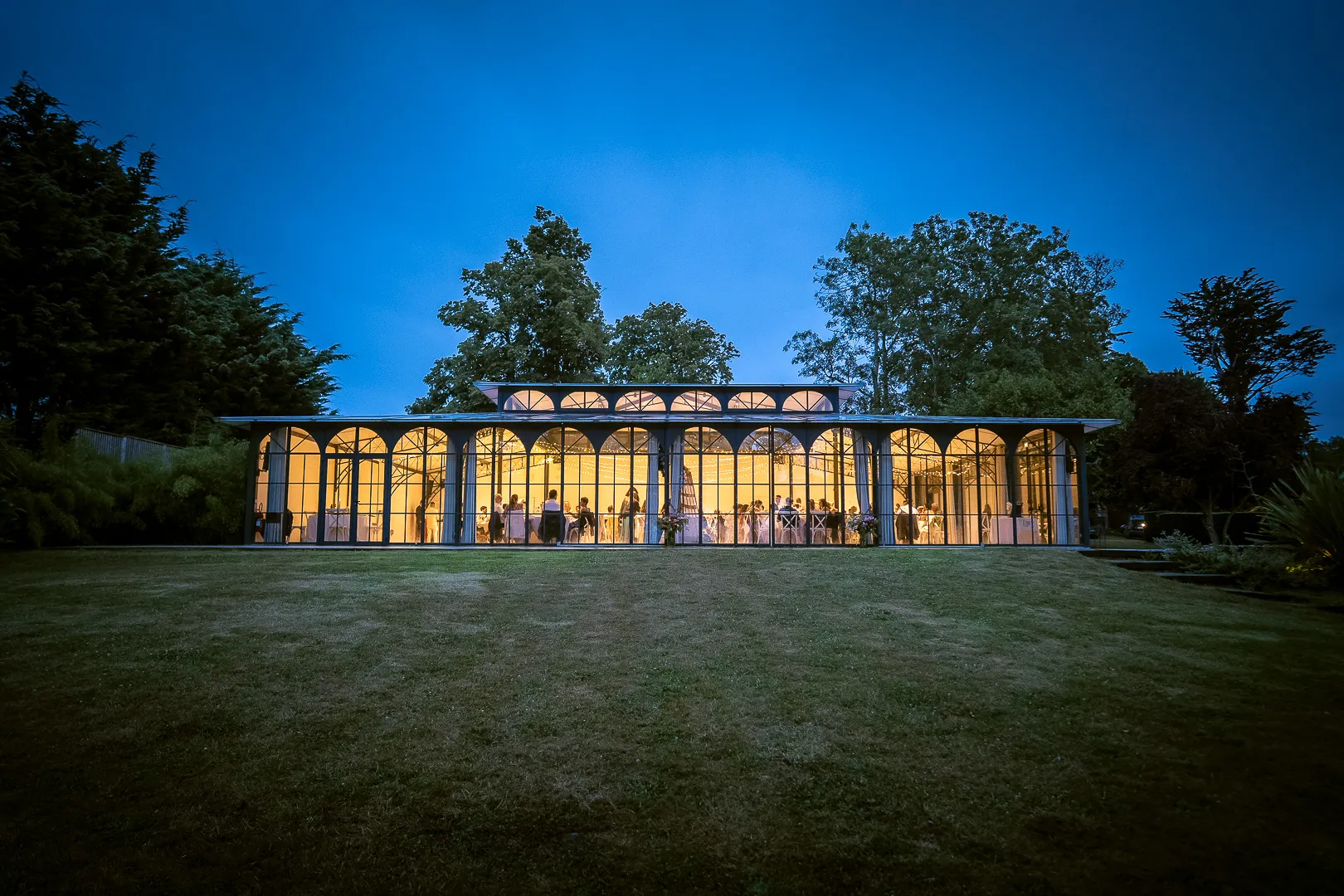 Soirée de mariage haut de gamme à l'orangerie du Château de Beaussais en Bretagne, avec prestation DJ et sonorisation assurée par Sonofactory