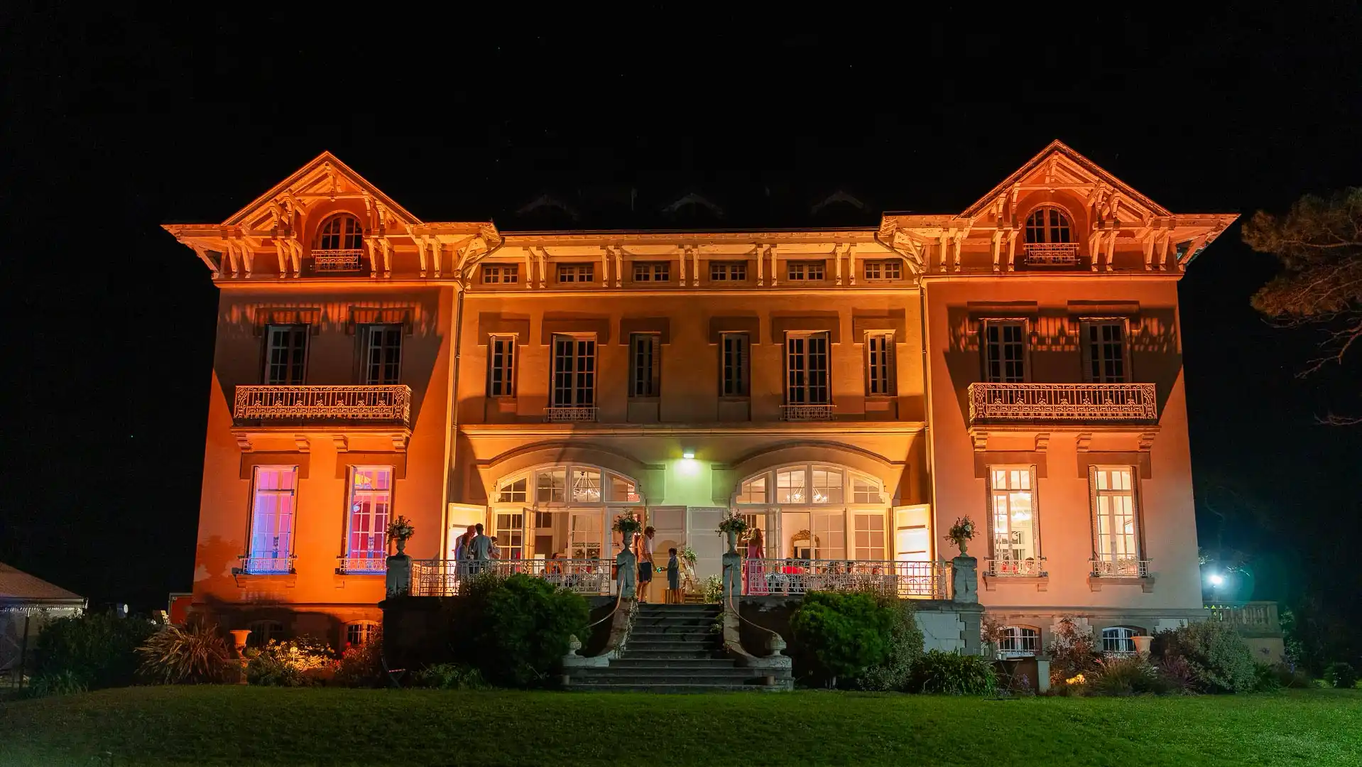 Mise en lumière d'un lieu de réception pour un mariage en Bretagne Normandie