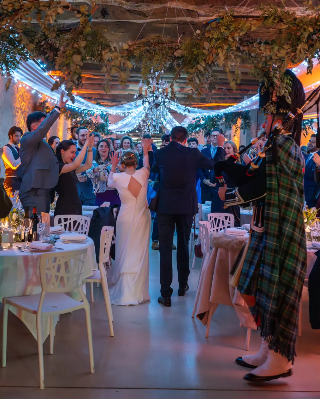 ariés et invités lors d'une soirée de mariage près de Dinan