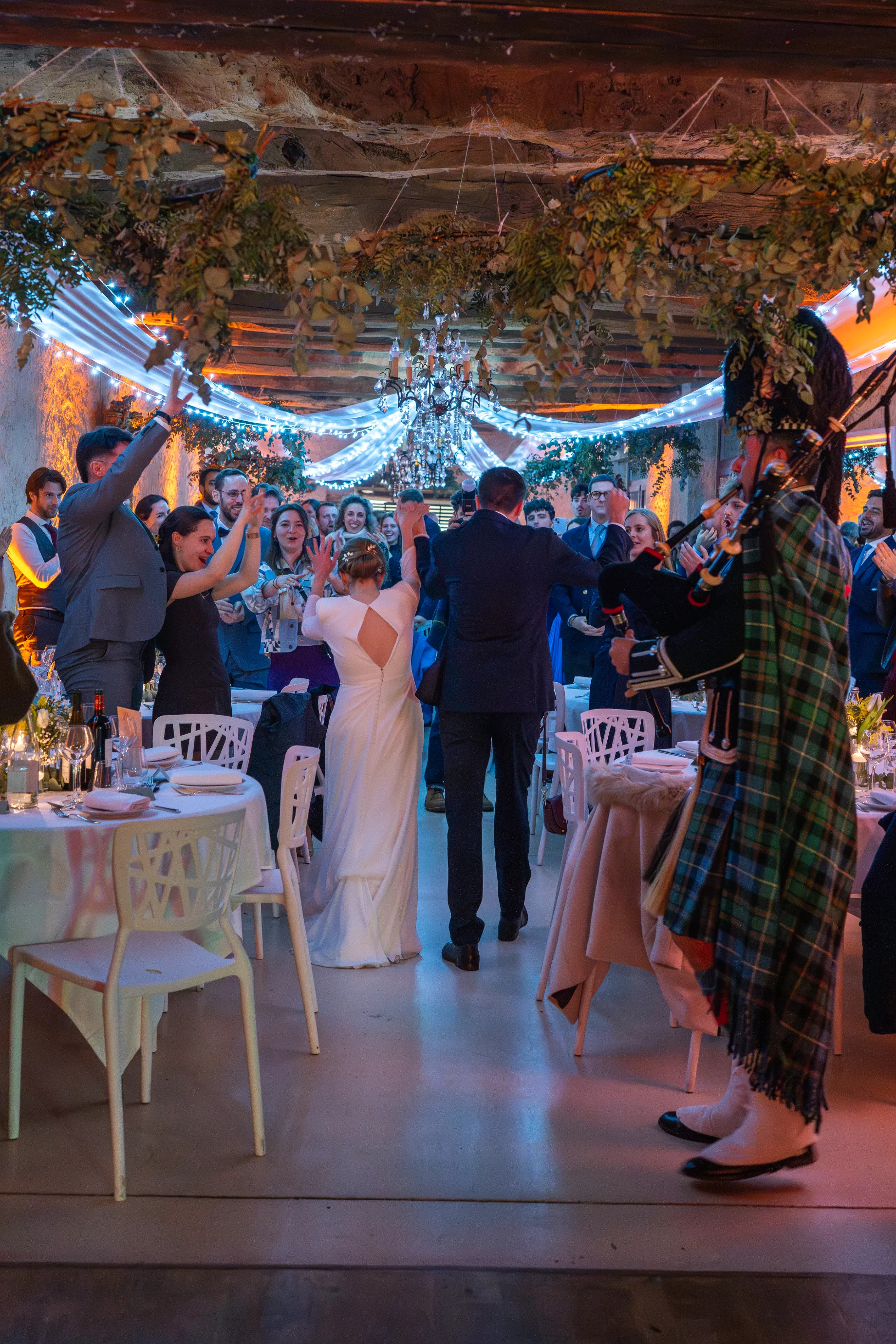Entrée des mariés au Château de la Motte Beaumanoir lors d'un mariage prestigieux en Bretagne, animé par le DJ Sonofactory avec une ambiance festive et un joueur de cornemuse.