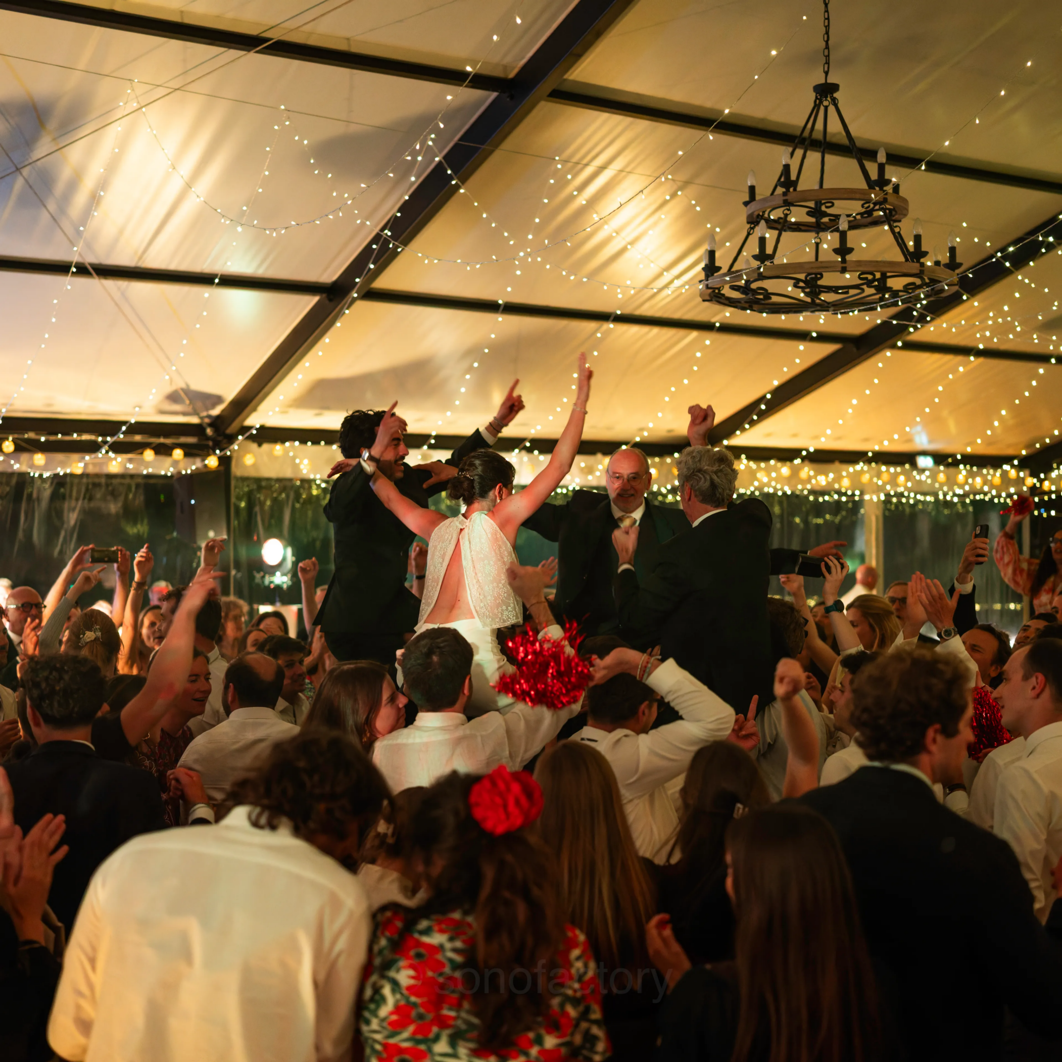 Mariés portés en triomphe par leurs invités dans une ambiance survoltée, avec sonorisation et éclairage assurés par Sonofactory pour un mariage à Saint-Brieuc.