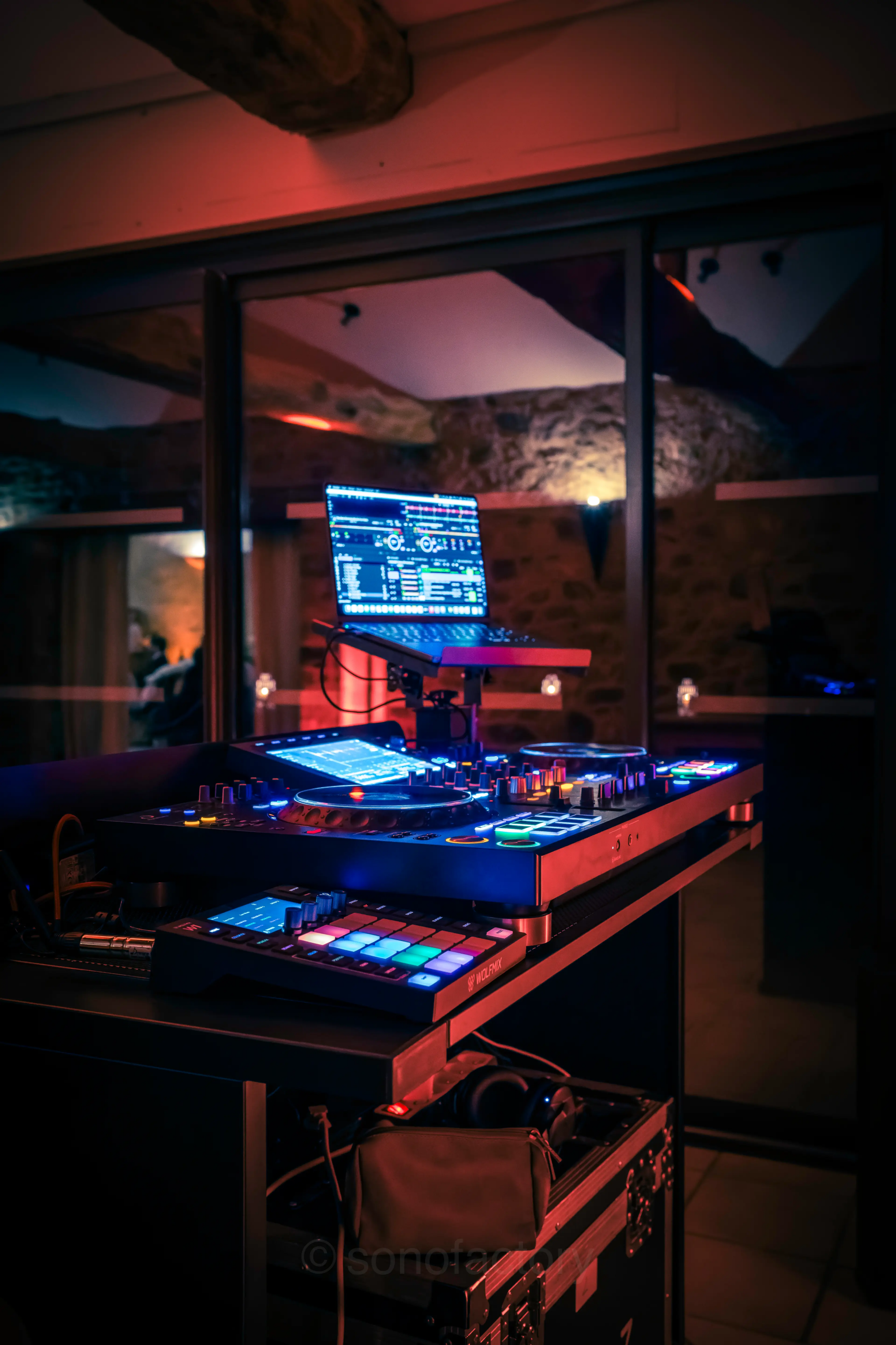 Régie DJ professionnelle de Sonofactory prête pour l'animation musicale d'une soirée en Ille-et-Vilaine, avec contrôleur de pointe et éclairage d'ambiance.