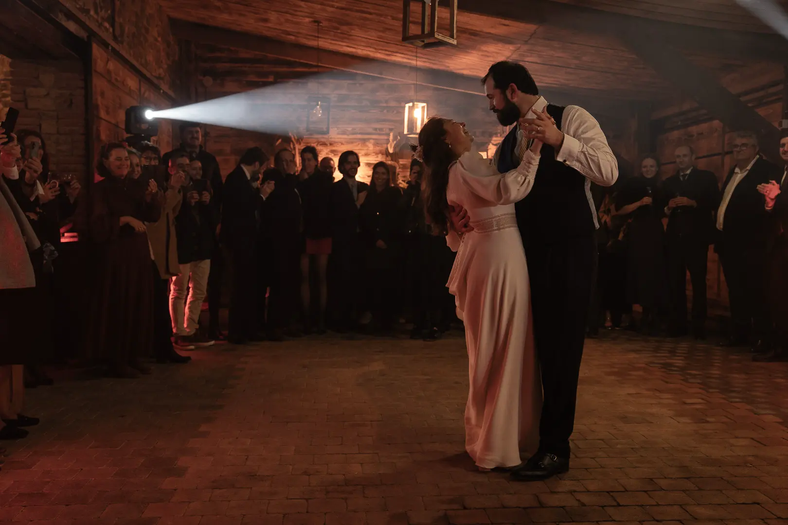 Première danse des mariés animée par un DJ de mariage à Saint-Malo avec éclairage de piste et ambiance festive.