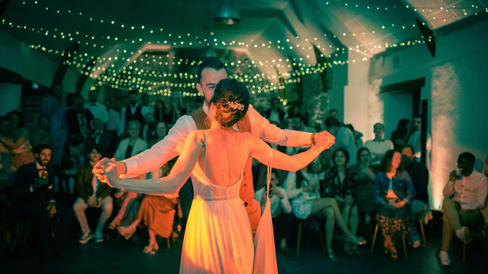 Salle de mariage mise en lumière dans le Morbihan