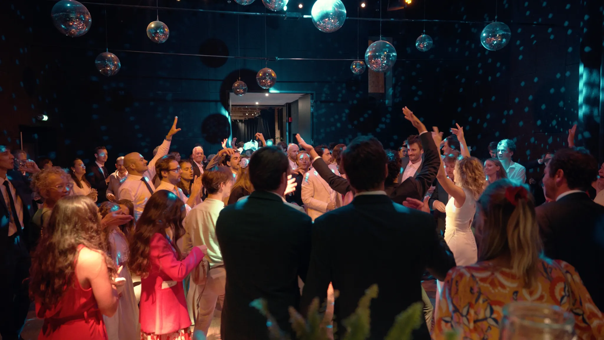 Invités sur la piste de danse lors d'un mariage dans le Morbihan