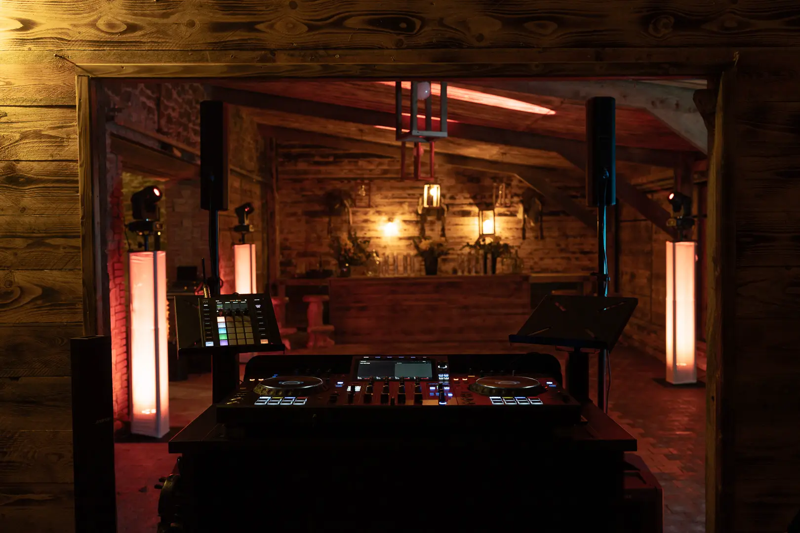 Installation complète de sonorisation et d'éclairage par le DJ Sonofactory pour une soirée dansante dans une grange, incluant une régie professionnelle et des totems lumineux.