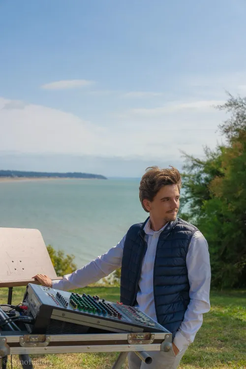 DJ Sonofactory installé en extérieur au Château de la Crête à Granville