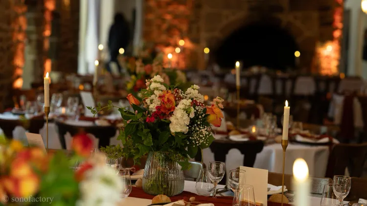 Salle de réception décorée et mise en lumière au Manoir d’Alexandre
