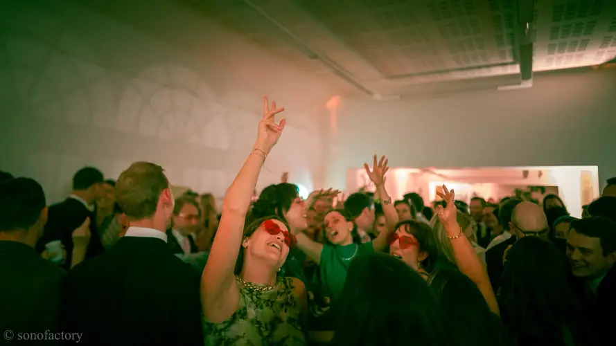 Piste de danse en effervescence lors d'une soirée de mariage en Ille-et-Vilaine. Invités joyeux avec lunettes festives, animation et sonorisation assurées par le DJ Sonofactory.