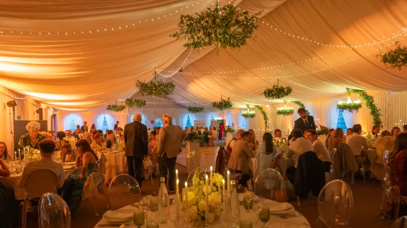 Éclairage d'ambiance pendant un dîner de mariage