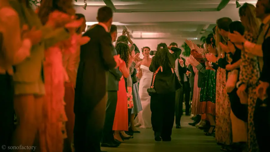 Entrée des mariés acclamés au Domaine du Montmarin lors d'une réception haut de gamme, avec sonorisation et ambiance assurées par le DJ Sonofactory.