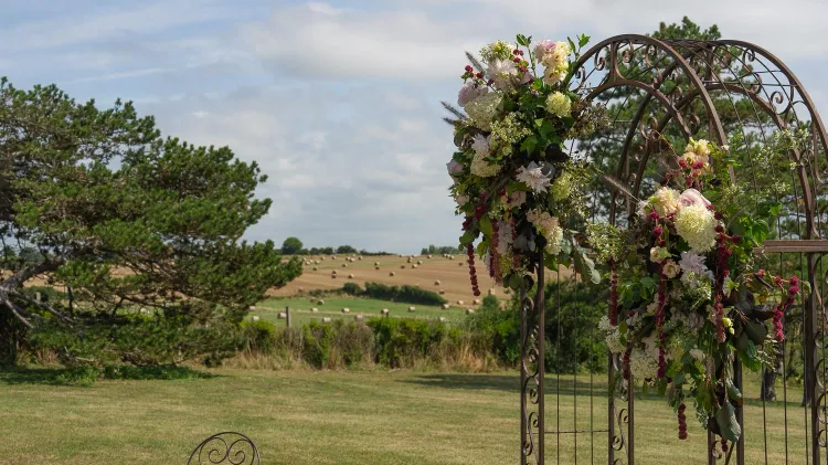 Décoration d’une cérémonie de mariage au Château de la Crête à Granville