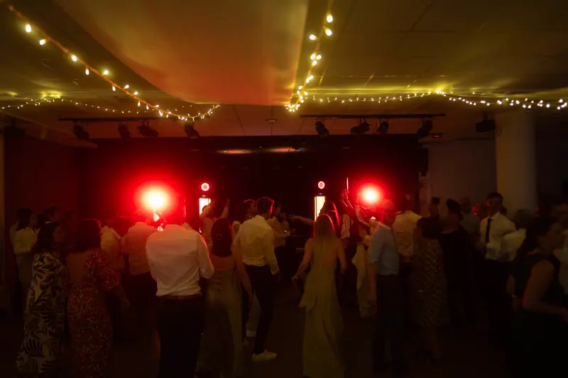 Piste de danse animée avec éclairage rouge lors d'un mariage à Saint-Quay-Portrieux